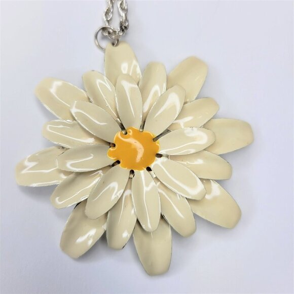White Flower Pendant Necklace - Picture 4 of 9